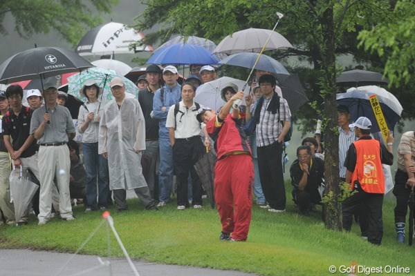 2010年 日医工女子オープンゴルフトーナメント 最終日 天沼知恵子 思えば9番のトラブルでケチがつきはじめて、ボギー、トリプルで一気に1打差まで急降下・・・。