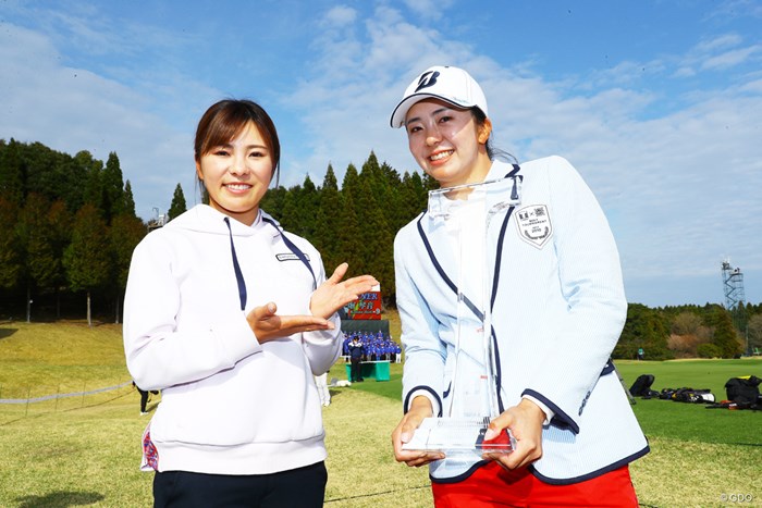 姉の堀奈津佳（左）と記念撮影 2022年 Tポイント×ENEOSゴルフトーナメント 3日目 堀琴音 奈津佳