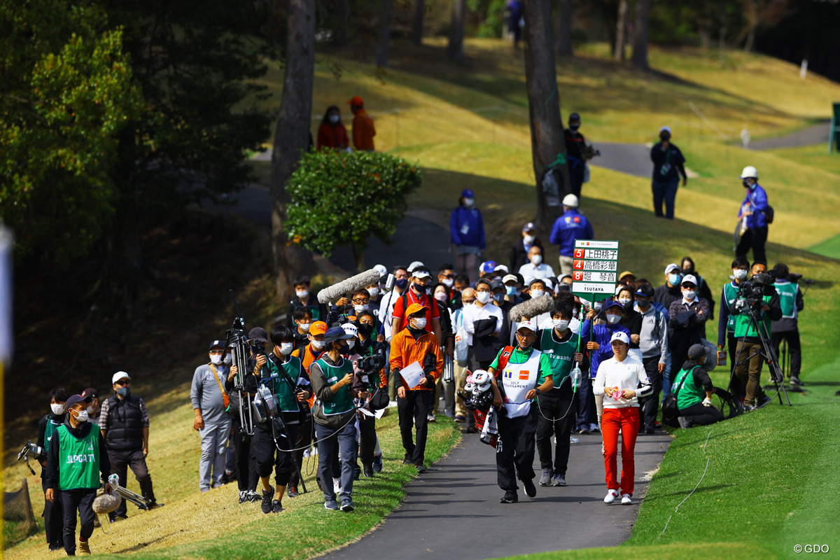 大勢のギャラリーを引き連れてのラウンド 22年 Tポイント Eneosゴルフトーナメント 最終日 堀琴音 フォトギャラリー Gdo