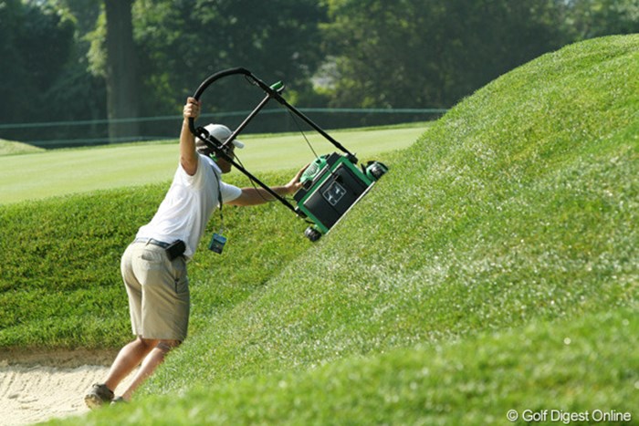 暑い中、隅々まで丁寧に芝を刈るスタッフたち。ご苦労様です 2010年 全米女子オープン 事前 メンテナンス