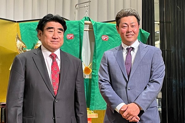 2022年 ISPS HANDA 欧州・日本、とりあえず今年は日本トーナメント！ 事前 谷原秀人 会見に出席したISPSの半田晴久会長（左）と谷原秀人