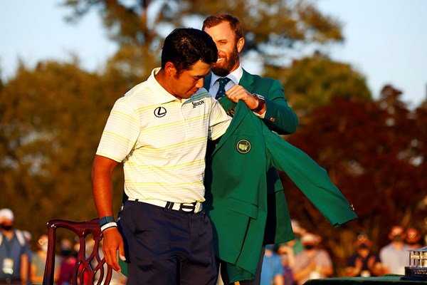 ダスティン・ジョンソンからグリーンジャケットを羽織らせてもらう松山英樹(Jared C. Tilton/Getty Images)