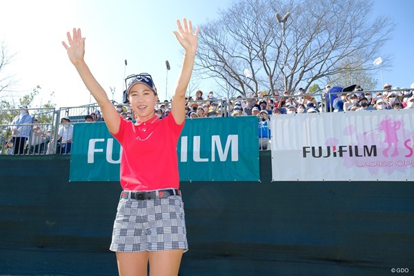 2022年 富士フイルム・スタジオアリス女子オープン  最終日 上田桃子 ウッズ同様に赤は“勝負服”