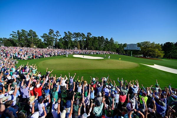 パトロンも大興奮（提供：Augusta National Golf Club）