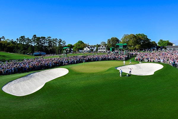 2022年 マスターズ  最終日 ロリー・マキロイ コリン・モリカワ 最終日18番、マキロイに続きモリカワがバンカーからチップインバーディを決めて会場は最高潮に（提供：Augusta National Golf Club）