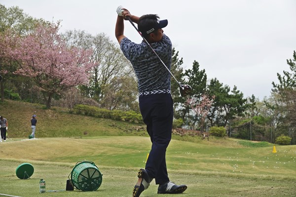2022年 関西オープンゴルフ選手権競技 事前 池田勇太 練習場で新シャフトのテストに余念がない