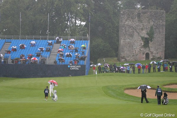 2010年 バークレイズ・スコットランドオープン 2日目 石川遼 18番グリーンの右手奥に見えるロスデュ城跡の歴史は15世紀までさかのぼる
