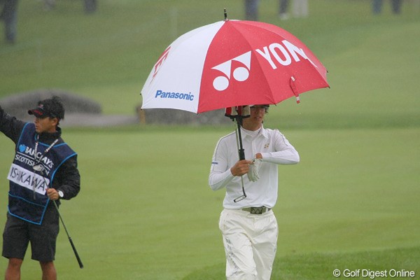 2010年 バークレイズ・スコットランドオープン 2日目 石川遼 雨と風。スコットランドゴルフを象徴する光景