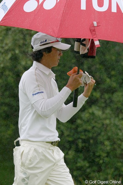 2010年 バークレイズ・スコットランドオープン 2日目 石川遼 「指先を冷やさないように」とカイロを握りしめてのラウンド