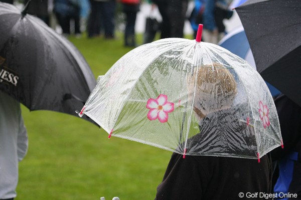 2010年 バークレイズ・スコットランドオープン 2日目 ギャラリー ギャラリーのおばちゃんの可愛らしい傘