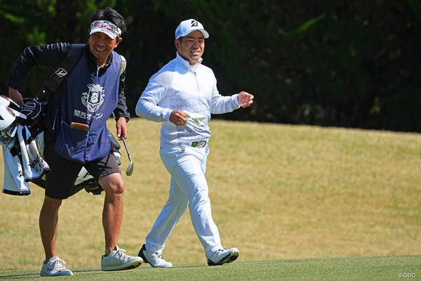 2022年 関西オープンゴルフ選手権競技 3日目 比嘉一貴 笑顔で16番グリーンに向かう