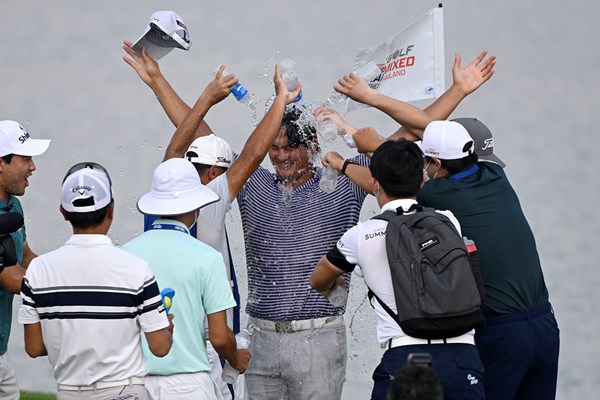 2022年 トラストゴルフ アジアンミックス ステーブルフォードチャレンジ 最終日 PATTAYA 仲間からウォーターシャワーで祝福されるキム・シバン（提供アジアンツアー）