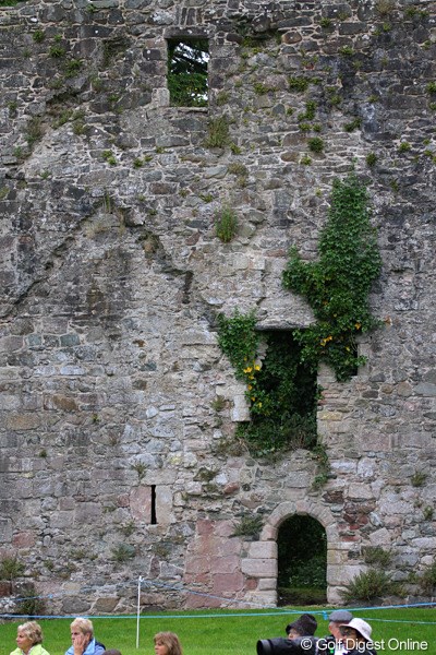 2010年 バークレイズ スコットランドオープン 3日目 城壁 15世紀の城壁が、18番グリーンのすぐ脇に鎮座する