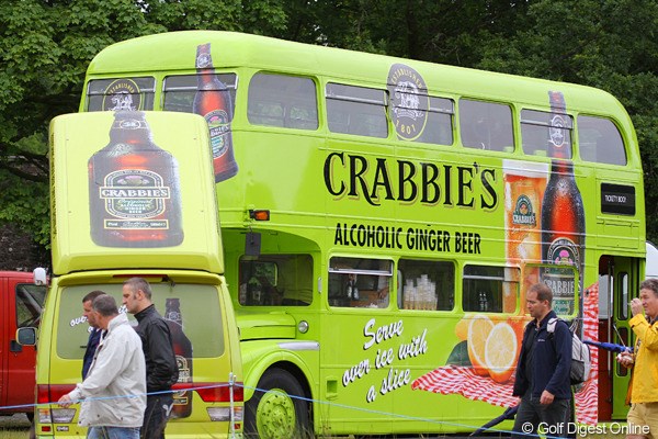 2010年 バークレイズ スコットランドオープン 3日目 コース内の売店（1） これはアルコールを売る店。とはいえ、酒を飲んでいる人は少ないです。