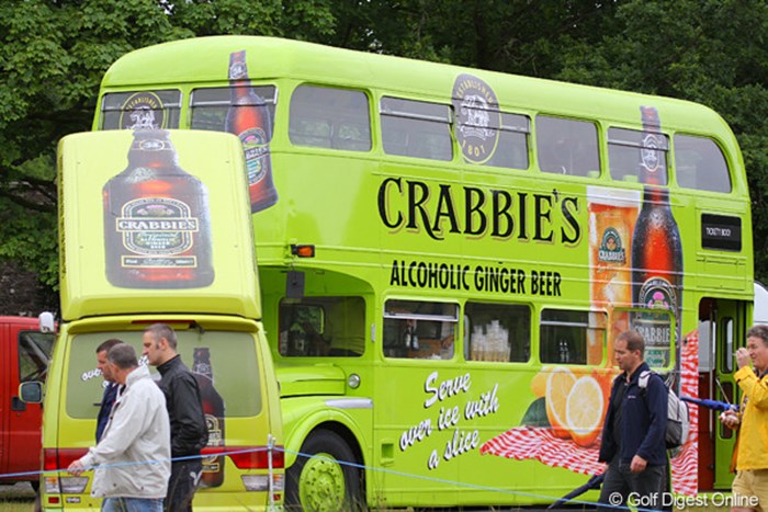 これはアルコールを売る店。とはいえ、酒を飲んでいる人は少ないです。 2010年 バークレイズ スコットランドオープン 3日目 コース内の売店（1）