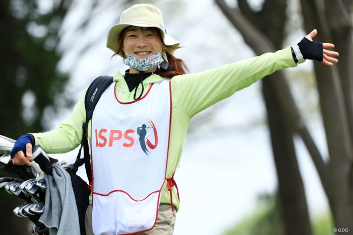 女性キャディの鈴木さん、奮闘しております 2022年 ISPS HANDA 欧州・日本、とりあえず今年は日本トーナメント！ 初日 キャディ
