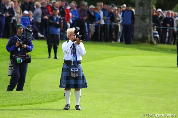 2010年 バークレイズ スコットランドオープン 最終日 カメラマン この人、れっきとしたゴルフ・カメラマンさんです