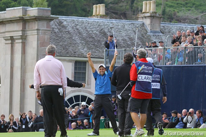 欧州ツアー初優勝を決め、万歳で喜びを表すエドアルド・モリナリ 2010年 バークレイズ スコットランドオープン 最終日 エドアルド・モリナリ