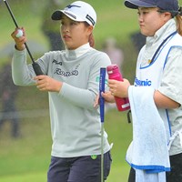 キャディを務めるのは河野杏奈プロです。 2022年 パナソニックオープンレディースゴルフトーナメント 初日 西郷真央