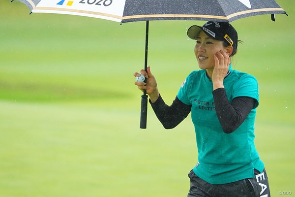 2022年 パナソニックオープンレディースゴルフトーナメント 初日 上田桃子 最終18番、バーディ締めに笑顔のディフェンディングチャンピオンです。