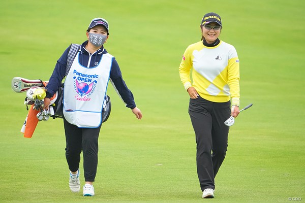 2022年 パナソニックオープンレディースゴルフトーナメント 2日目 藤田さいき 吉田弓美子キャディ（左）と二人三脚