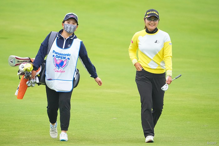 吉田弓美子キャディ（左）と二人三脚 2022年 パナソニックオープンレディースゴルフトーナメント 2日目 藤田さいき