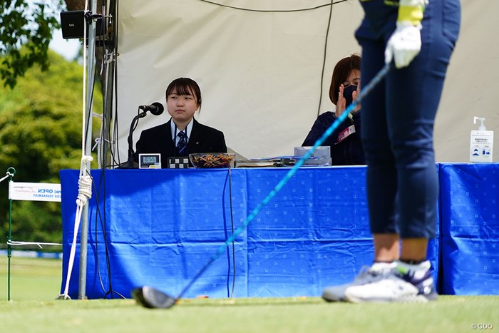 インコースを担当した佃愛弓さん（左） 2022年 パナソニックオープンレディースゴルフトーナメント  2日目 スタートアナウンス