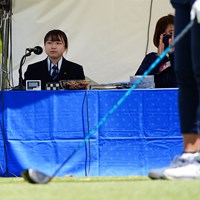 インコースを担当した佃愛弓さん（左） 2022年 パナソニックオープンレディースゴルフトーナメント  2日目 スタートアナウンス