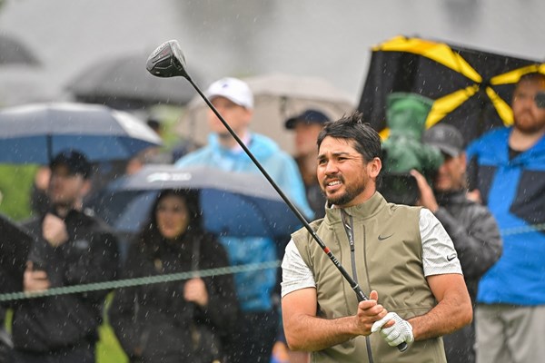 雨が降り注ぐ中でのプレーとなった2日目、「67」で回ったデイが首位をキープした(Ben Jared/PGA TOUR via Getty Images)