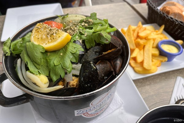 2022年 ソウダルオープン 事前 ベルギーでの食事 アントワープの街でランチ。ムール貝です
