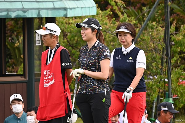 プロアマ戦はJLPGAの小林浩美会長（右）と同組