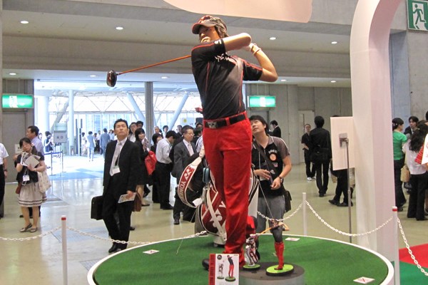 石川遼の等身大（174cm）フィギュア。顔の表情からゴルフクラブまで精巧に作られている