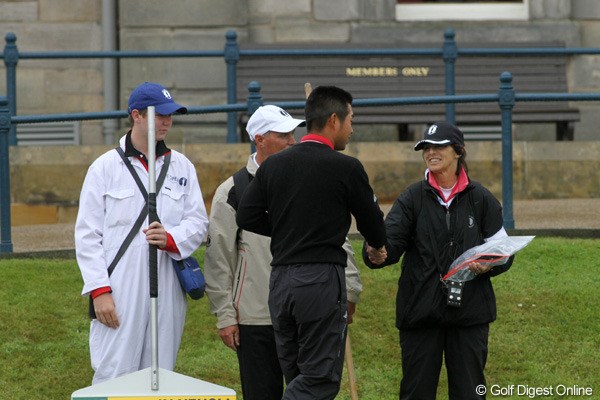 2010年 全英オープン初日 池田勇太 スタート前、ボランティアに対しても帽子を取り挨拶する。とても礼儀正しい