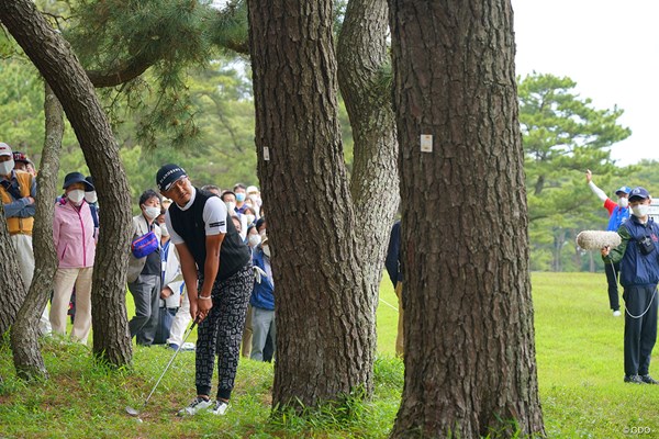 2022年 アジアパシフィックダイヤモンドカップゴルフ 最終日 岩田寛 17番、ティショットは右の林へ。万事休すと思われましたが、ここからナイスパーセーブでしたね。