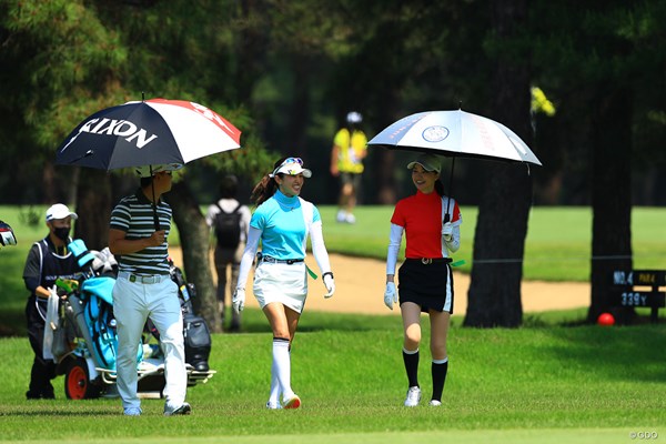 2022年 ゴルフパートナー PRO-AMトーナメント 初日 森田えりか 三枝こころ 森田えりかさんと三枝こころさんは2オーバー15位。桂川有人（左）と同組でラウンドした