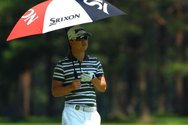 2022年 ゴルフパートナー PRO-AMトーナメント 初日 桂川有人 本日25.8度。日差しを浴びるだけで体力は消耗するので、日傘は必須
