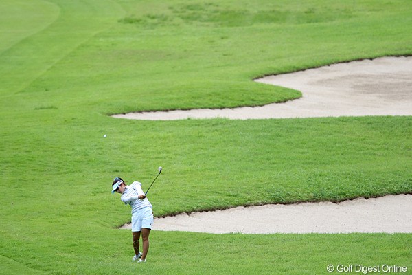 2010年 スタンレーレディスゴルフトーナメント 初日 藤田幸希 夏のラフは僕らにはきついですよね。