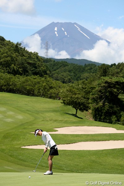 2010年 スタンレーレディスゴルフトーナメント 2日目 北田瑠衣 今日は富士山も見ることができました。良い天気です。
