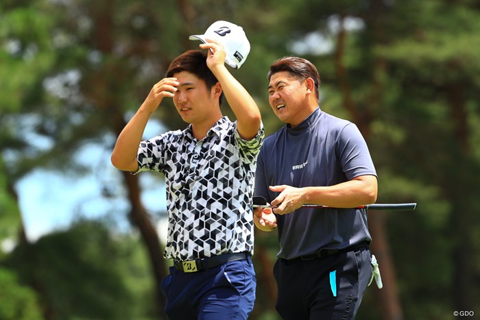 同組で回った長野泰雅（左）に期待を寄せた 2022年 ゴルフパートナー PRO-AMトーナメント  最終日 松坂大輔