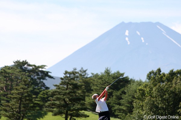 2010年 スタンレーレディスゴルフトーナメント 2日目 富士山 雪がないとちょっと富士山らしくないような・・・。