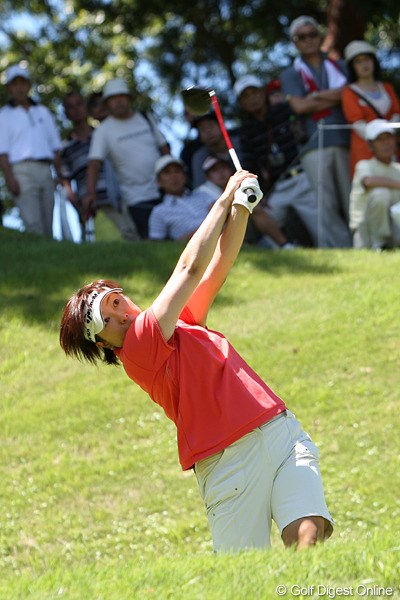 2010年 スタンレーレディスゴルフトーナメント 2日目 福嶋晃子 飛ばしやのアッコさん、飛距離が半端ないです。
