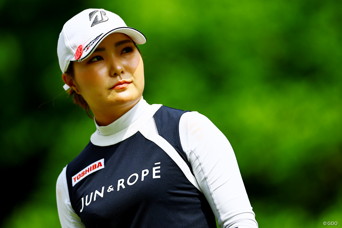 グリーン上でPWチップ 高橋彩華は「初めて」の奇策からバーディ