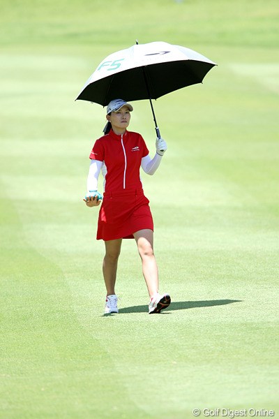 2010年 スタンレーレディスゴルフトーナメント最終日 イム・ウナ 日傘をさし、右手の甲も冷やして頑張ってます