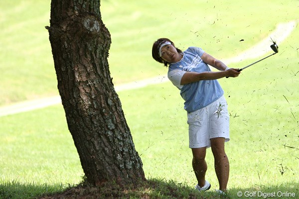 2010年 スタンレーレディスゴルフトーナメント最終日 福嶋晃子 ティショットが木の下に。今日はボールを曲げることが多かったです