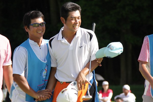 2010年 JGTOプレーヤーズラウンジ 池田勇太 今季初優勝を果たしたときの池田勇太とキャディの福田氏