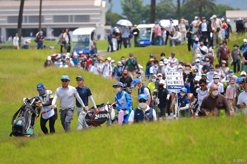 たくさんのギャラリーを引き連れて 22年 全英への道 ミズノオープン 3日目 片山晋呉 フォトギャラリー Gdo