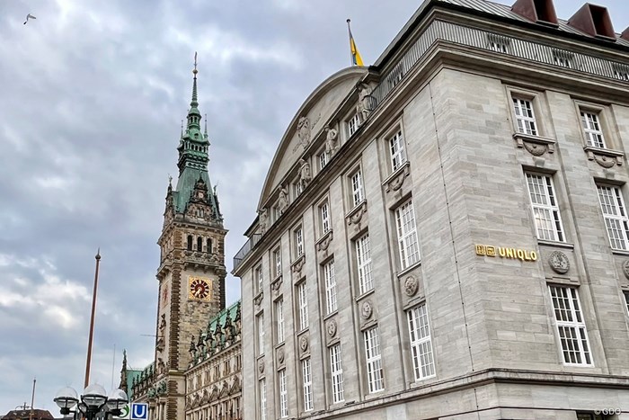 ハンブルクのユニクロ、立派な建物に入っています 2022年 ポルシェ ヨーロピアンオープン 事前 ハンブルクのユニクロ