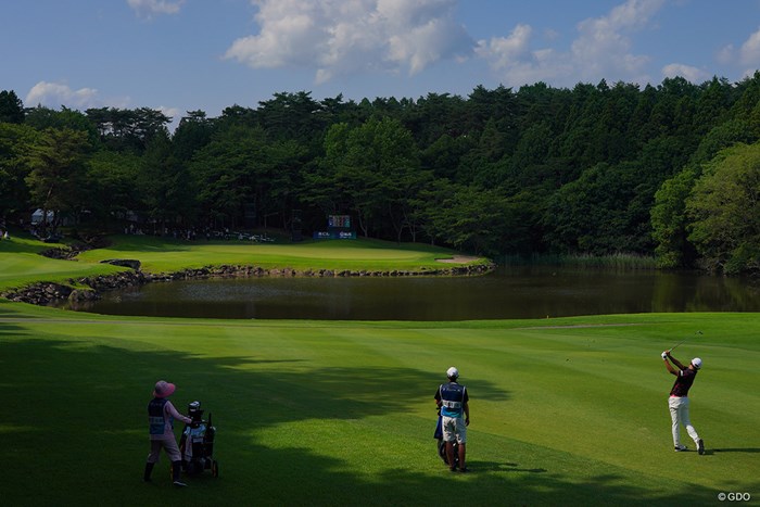 グリーン手前に池が構える17番。初日は最も難度が高いホールとなった 2022年 BMW 日本ゴルフツアー選手権 森ビルカップ 初日 17番