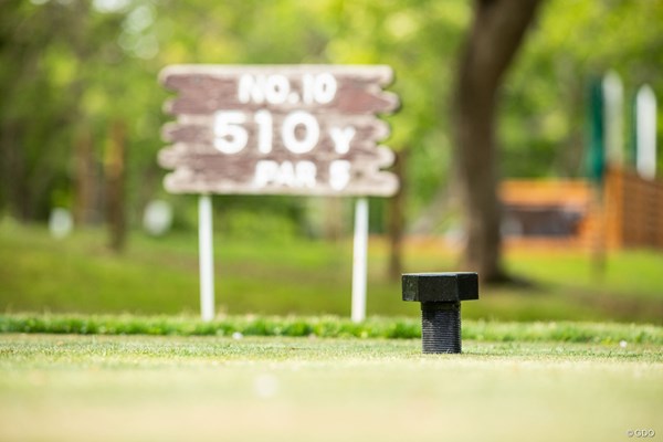 ゴルフ日和 室蘭ゴルフ倶楽部 「製鉄の街」らしくボルトをモチーフにしたティマーク