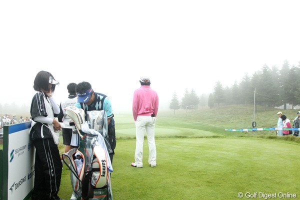 2010年 長嶋茂雄 INVITATIONAL セガサミーカップゴルフトーナメント 初日 石川遼 18番ティで濃霧により中断となった石川遼。霧で視界を遮られた18番を眺める